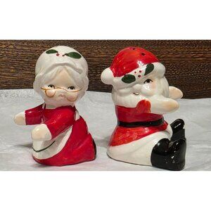 Vintage Santa & Mrs. Claus Novelty Ceramic Salt & Pepper Shakers Holiday Decor